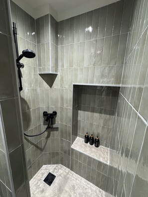 Douche, sèche-cheveux, serviettes fournies, savon