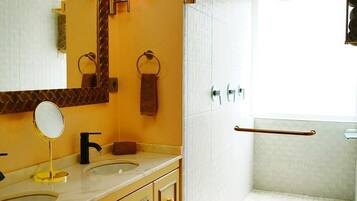 Douche, sĂšche-cheveux, serviettes fournies, papier toilette