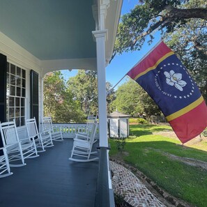 Terrace/patio - Spacious, comfortable historic Natchez home near downtown and the river (Natchez)