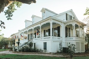 Exterior - Spacious, comfortable historic Natchez home near downtown and the river (Natchez)