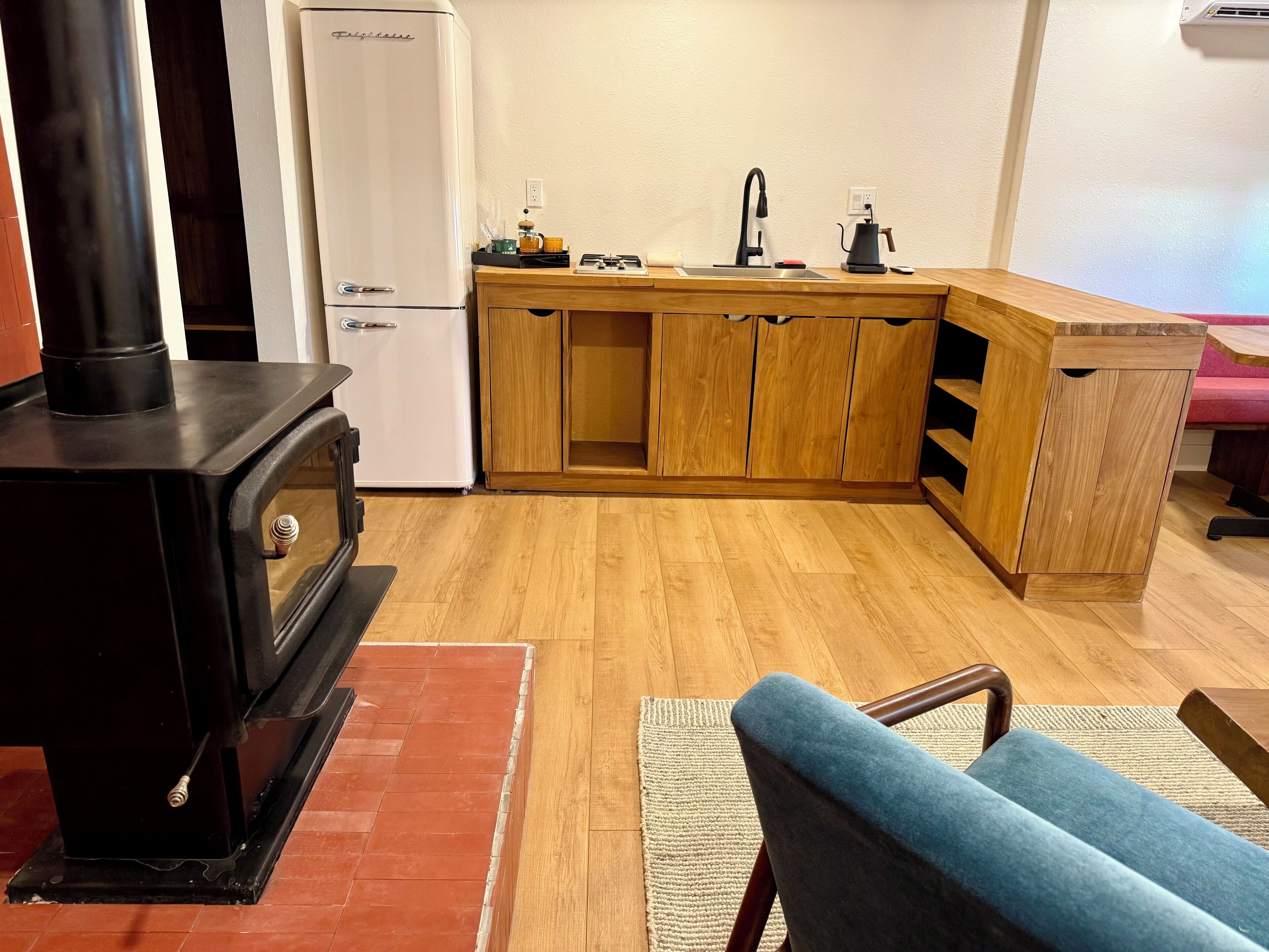 Classic Suite, Fireplace | Living area