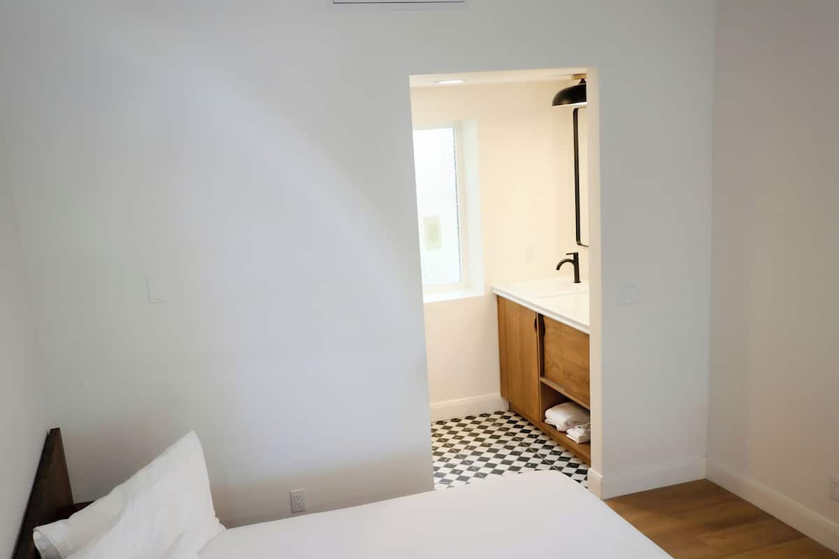 Single Room, 1 King Bed, Mobility Accessible, Pets Allowed | Interior