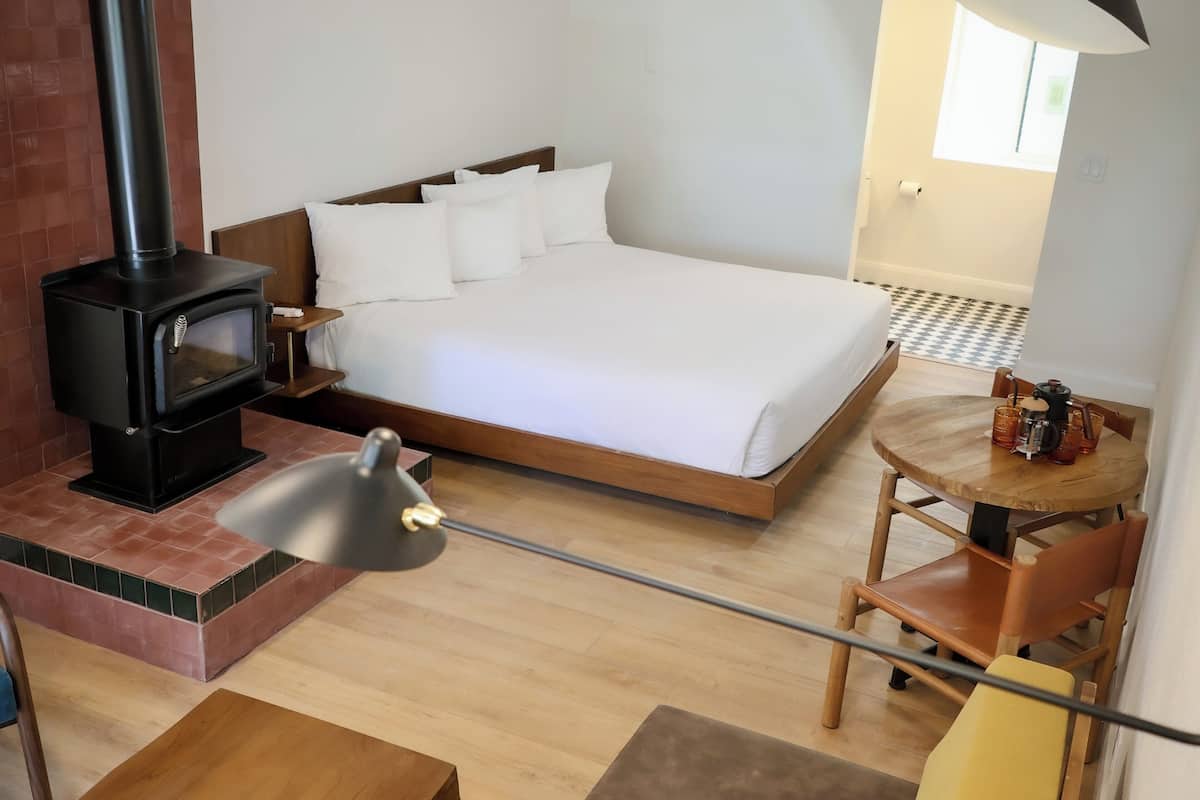 Cortinas blackout, wifi gratis y ropa de cama 