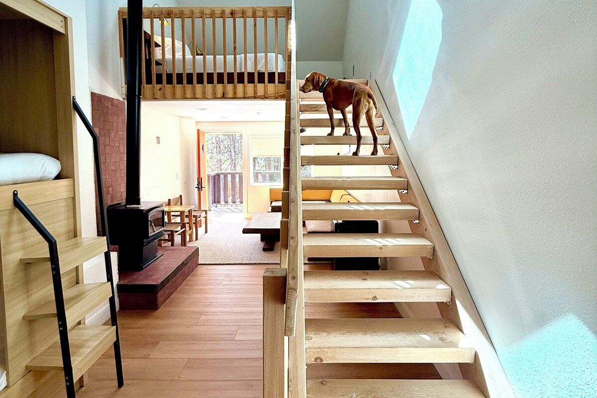 Una escalera de madera con un perro en la parte superior.