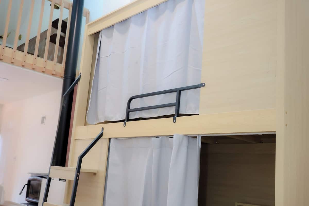 Cortinas blackout, wifi gratis y ropa de cama 