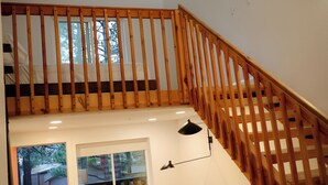 Premium bedding, blackout drapes, WiFi (free), individually furnished - Arkouda House (Big Bear Lake)