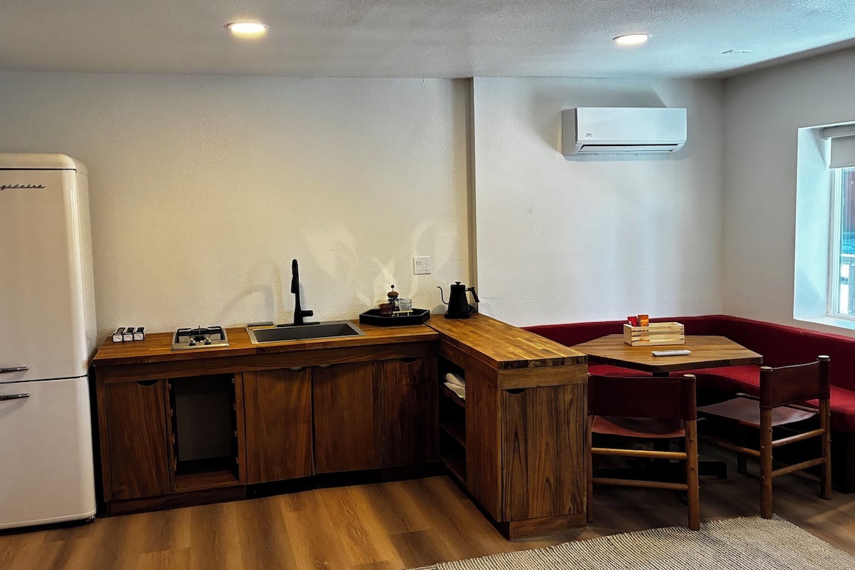 Cortinas blackout, wifi gratis y ropa de cama 