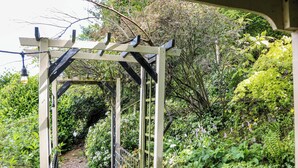 A garden pathway with a pergola structure. - Bargate Cottage (Hope Valley)