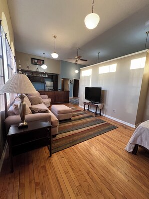 Living area - Cozy 1-bedroom apartment with AC in quiet area 15 minutes from Downtown Lansing (Potterville)