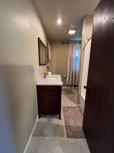 Cozy 1-bedroom apartment with AC in quiet area 15 minutes from Downtown Lansing
