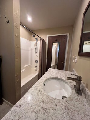 Hair dryer, towels, soap, toilet paper - Cozy 1-bedroom apartment with AC in quiet area 15 minutes from Downtown Lansing (Potterville)