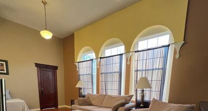 Cozy 1-bedroom apartment with AC in quiet area 15 minutes from Downtown Lansing