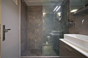 Een douche, een haardroger, handdoeken, zeep