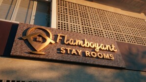 A sign for 'Flamboyant Stay Rooms' with a logo, indicating a hotel or accommodation establishment. - Flamboyant Stay Rooms (Goiânia)