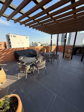 Apartamento conforto, vista para a cidade | Opções para refeição ao ar livre