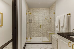 Shower, hair dryer, towels, soap - Wonderful Themed 3-bedroom Suite with AC in Atlantic City with luxury Amenities (Atlantic City)