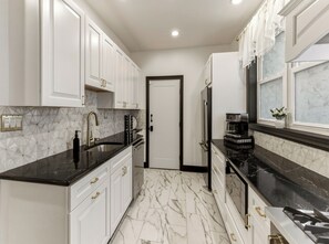 Private kitchen - Wonderful Themed 3-bedroom Suite with AC in Atlantic City with luxury Amenities (Atlantic City)