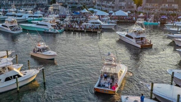 A marina with multiple boats docked, surrounded by residential buildings. - Classic Downtown OC Beach Cottage. Walk Everywhere (Ocean City)