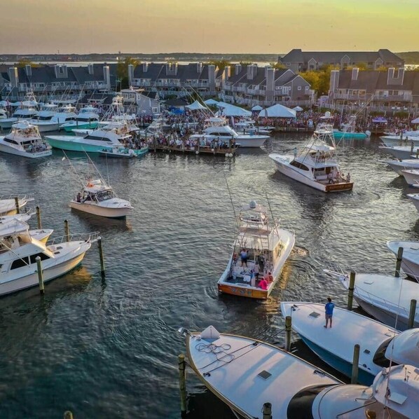 Un puerto deportivo con varias embarcaciones amarradas, rodeado de edificios residenciales.