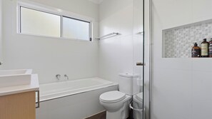 Een douche, een haardroger, handdoeken