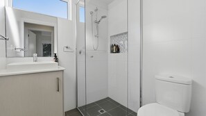 Shower, hair dryer, towels - Palms by the Bay by Experience Jervis Bay (Huskisson)
