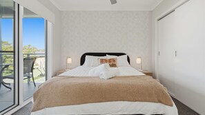 Een strijkplank/strijkijzer, reisbedje, gratis wifi, beddengoed