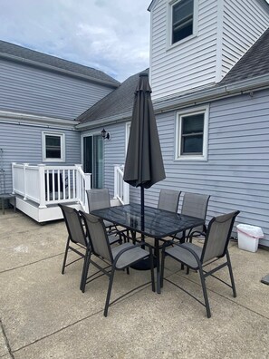 Outdoor dining - Shorely a Getaway! 6-bedroom House in Margate with A/C and WiFi (Margate City)