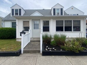 Exterior detail - Shorely a Getaway! 6-bedroom House in Margate with A/C and WiFi (Margate City)