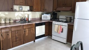Fridge, microwave, oven, stovetop - Shorely a Getaway! 6-bedroom House in Margate with A/C and WiFi (Margate City)