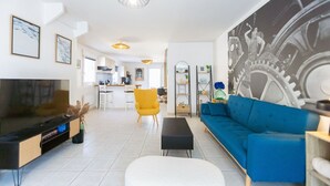 A modern living room with a TV, sofa, and coffee table. - Townhouse with garage, Saint-Quay-Portrieux (Saint-Quay-Portrieux)