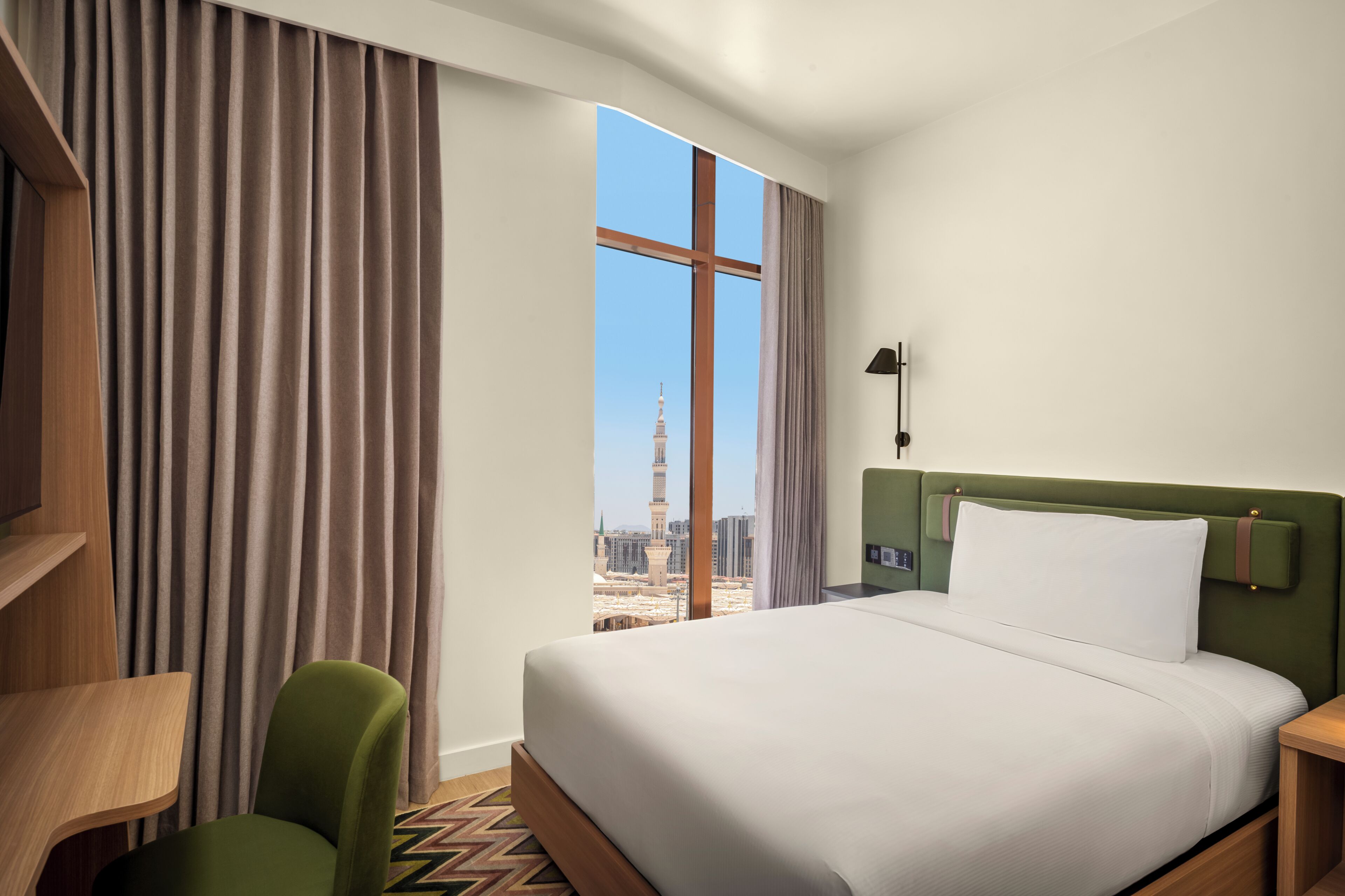 Room, 1 Queen Bed (Harem View) | Minibar, in-room safe, blackout curtains, soundproofing