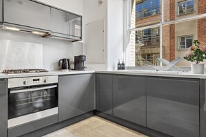 Appartement Deluxe | Cuisine privée | Réfrigérateur, micro-ondes, batterie de cuisine, vaisselle et ustensiles