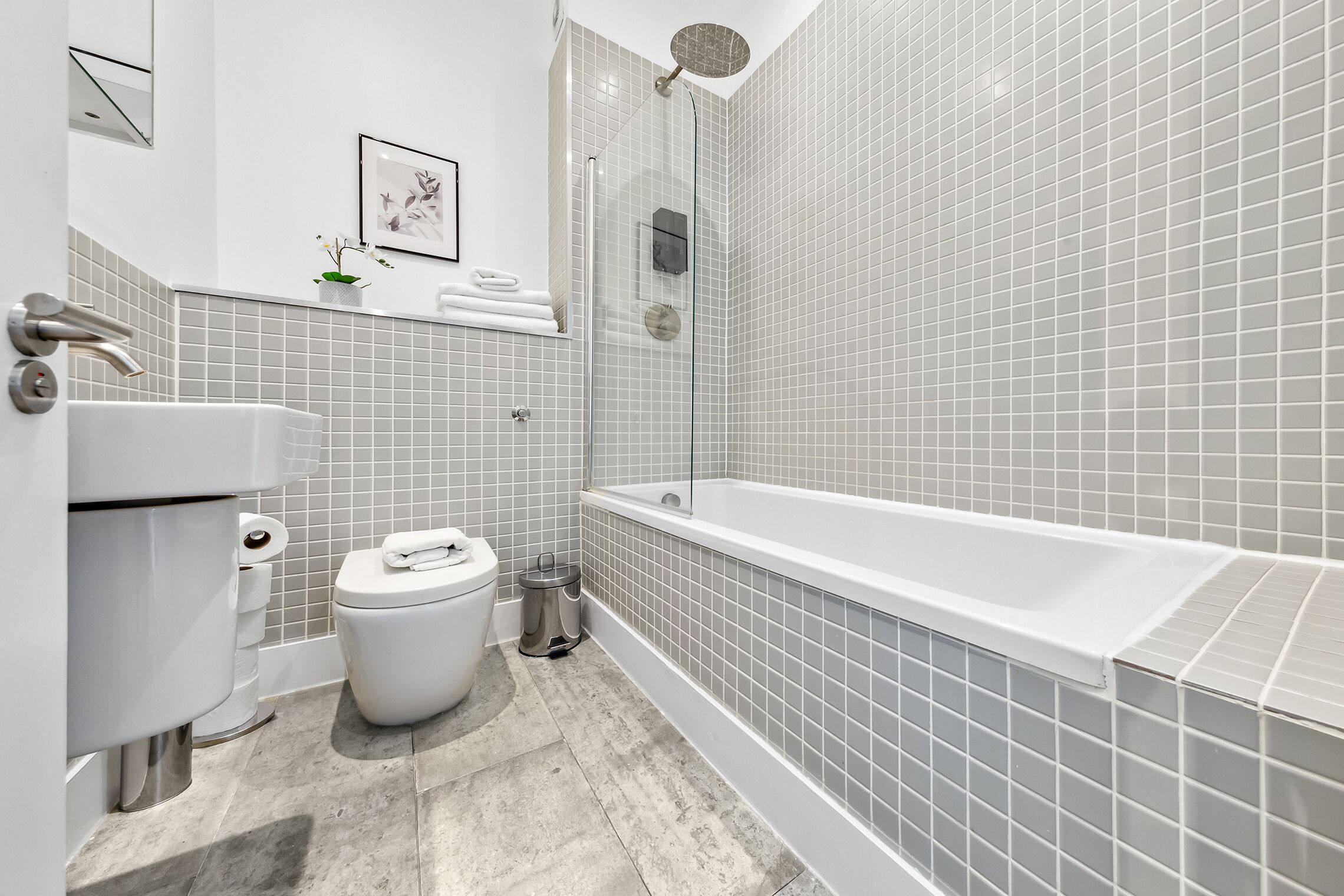 Apartamento luxo | Banheiro | Chuveiro/banheira combinados, produtos de toalete grátis