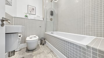 Apartamento luxo | Banheiro | Chuveiro/banheira combinados, produtos de toalete grátis