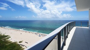 En balkon med udsigt til strand og hav.