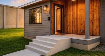 The Bishop | Remodeled 1957 Home Near Downtown Sheridan WY | Sleeps 6 | King + Full + Twin + Sofa | BBQ Deck | In-Unit Laundry | Wyo Stays Concierge | Bighorn Mountain Base