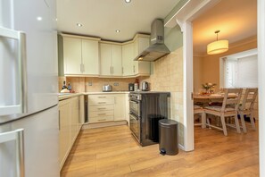 Kühlschrank, Ofen, Toaster, Esstisch