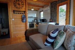 Stereo - AL Pico Cabins (Monte)