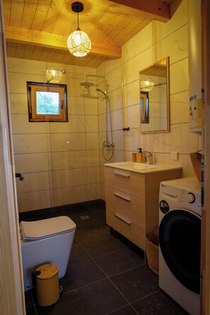 Suihku, hiustenkuivaaja, pyyhkeet, saippua