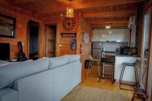 Stereo - AL Pico Cabins (Monte)