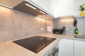 Kühlschrank, Mikrowelle, Ofen, Geschirrspüler