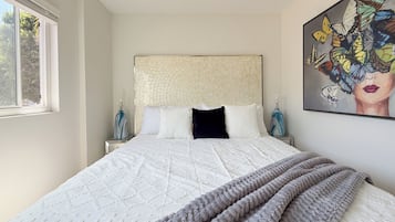 Luxury Condo, 2 Bedrooms, Balcony, Bay View | Free WiFi
