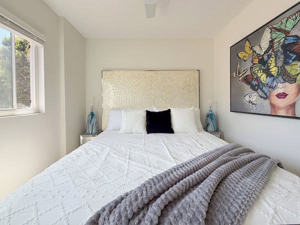 Seal Beach Comfort Retreat - Long Beach, NY