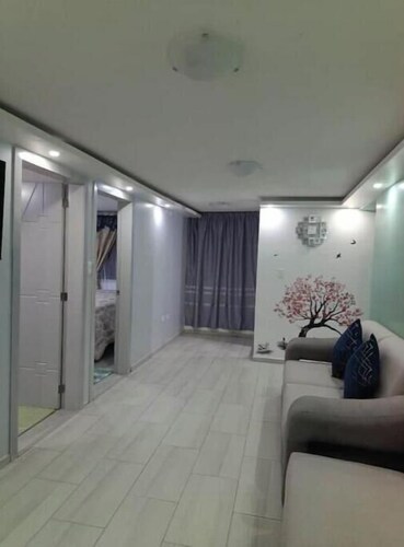 A Stylish Urban Retreat with a Fresh and Relaxing Atmosphere