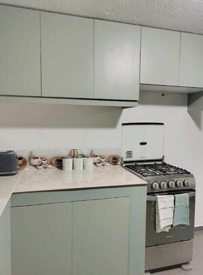 Kühlschrank, Mikrowelle, Ofen, Wasserkocher
