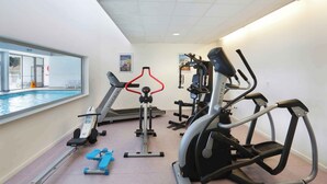 A gym with cardio machines, a treadmill, and a rowing machine. - À proximité de la plage | Piscines & club enfants (Olonne-sur-Mer)