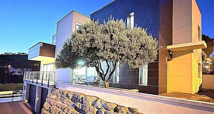 BEAUTIFUL VILLA FOR 10 PERSONS, 3 KM FROM THE BEACH OF LLORET IN QUIET LOCATION