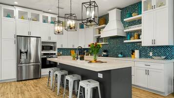 Geladeira, micro-ondas, fogão, cooktop
