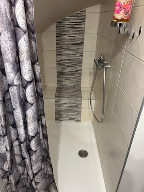 Dusche, Handtücher, Seife, Toilettenpapier