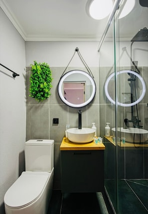 Quarto casal clássico, vista para o jardim | Banheiro | Chinelos 